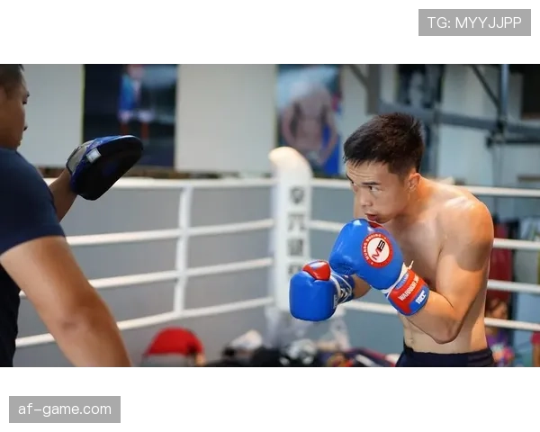 朋友群里突然有人发徐灿家图，训练手套和那块名表同躺沙发，差距感把我笑懵了