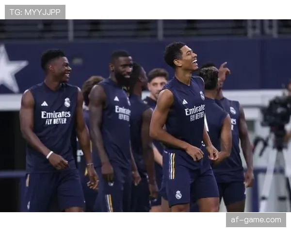 贝林厄姆训练日像拼命三郎，街拍里像银行VIP，看到价签我直接飘了